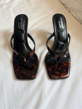 TOP Moda Black and Tortoiseshell Square-Toe Thong Heels